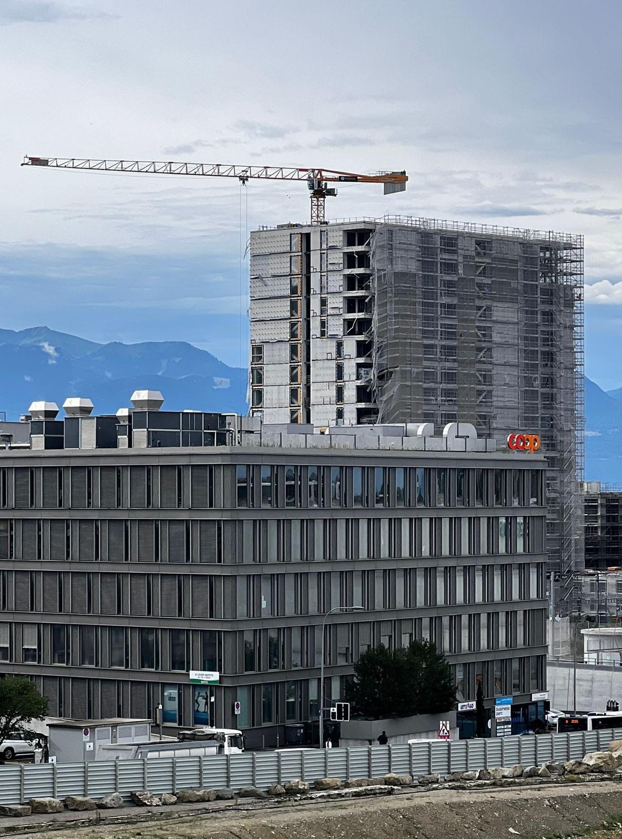 Tout un pan de l'échafaudage s'est arraché de la paroi. [DF]