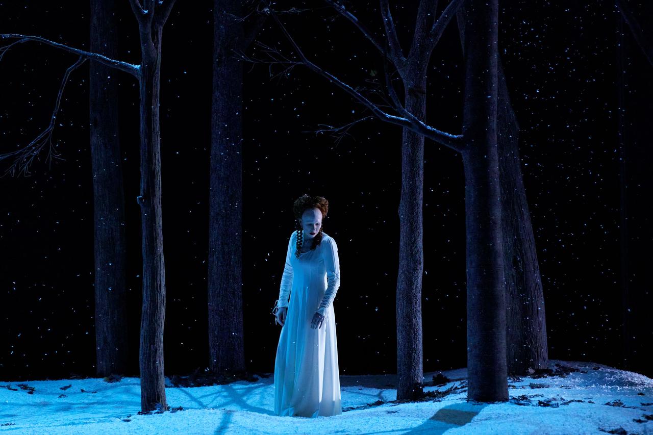 Elsa Dreisig campe Elisabeth Ière dans "Roberto Devereux" de Gaetano Donizetti sur la scène du Grand Théâtre de Genève. [Grand Théâtre de Genève - Magali Dougados]