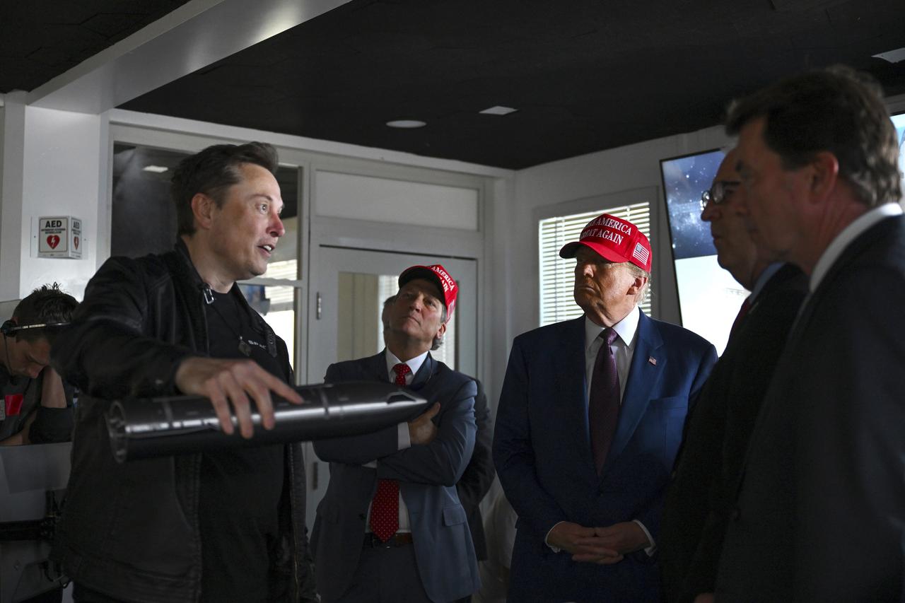 Donald Trump a assisté au 6ème vol d'essai de la mégafusée Starship en compagnie du patron de SpaceX, Elon Musk. [KEYSTONE - BRANDON BELL]