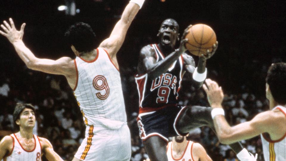 Michael Jordan, ici face à l'Espagne lors des JO de Los Angeles en 1984, était venu jouer à Genève en 1982. [AFP - -]