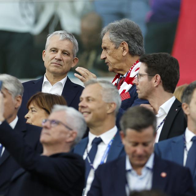 Le conseiller fédéral Beat Jans et le président de l'ASF Dominique Blanc dans le public su match Suisse - Allemagne de l'Euro 2024, le 23 juin 2024. [Keystone - Peter Klauzner]