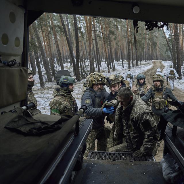 Des médecins militaires en train d'aider un soldat ukrainien. [Keystone/AP Photo - LIBKOS]