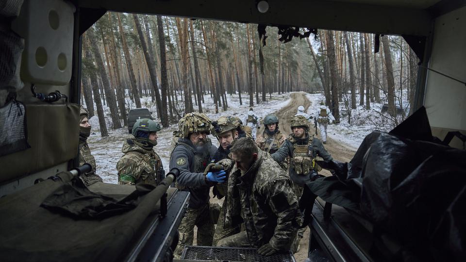 Des médecins militaires en train d'aider un soldat ukrainien. [Keystone/AP Photo - LIBKOS]