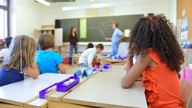 Un référendum est lancé contre le raccourcissement de la formation des enseignants en primaire à Genève. [Keystone]