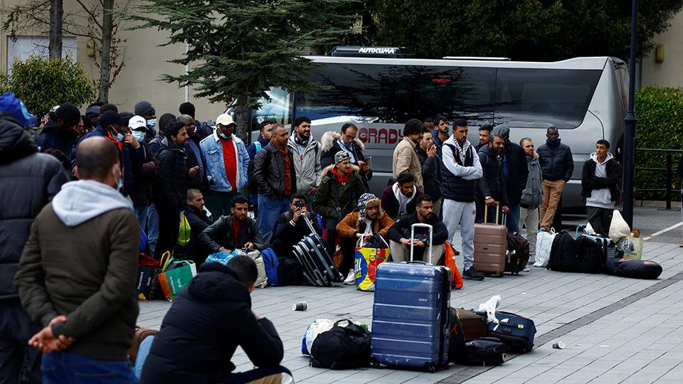 Les autorités irlandaises ont transféré environ 200 migrants à bord de cars vers des logements en dehors du centre de Dublin. [Reuters - Clodagh Kilcoyne]