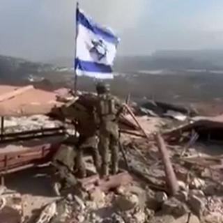 Un drapeau israélien en bordure d'un village libanais (Image extraite d'une vidéo publiée sur les réseaux sociaux). [AFP - UGC video]