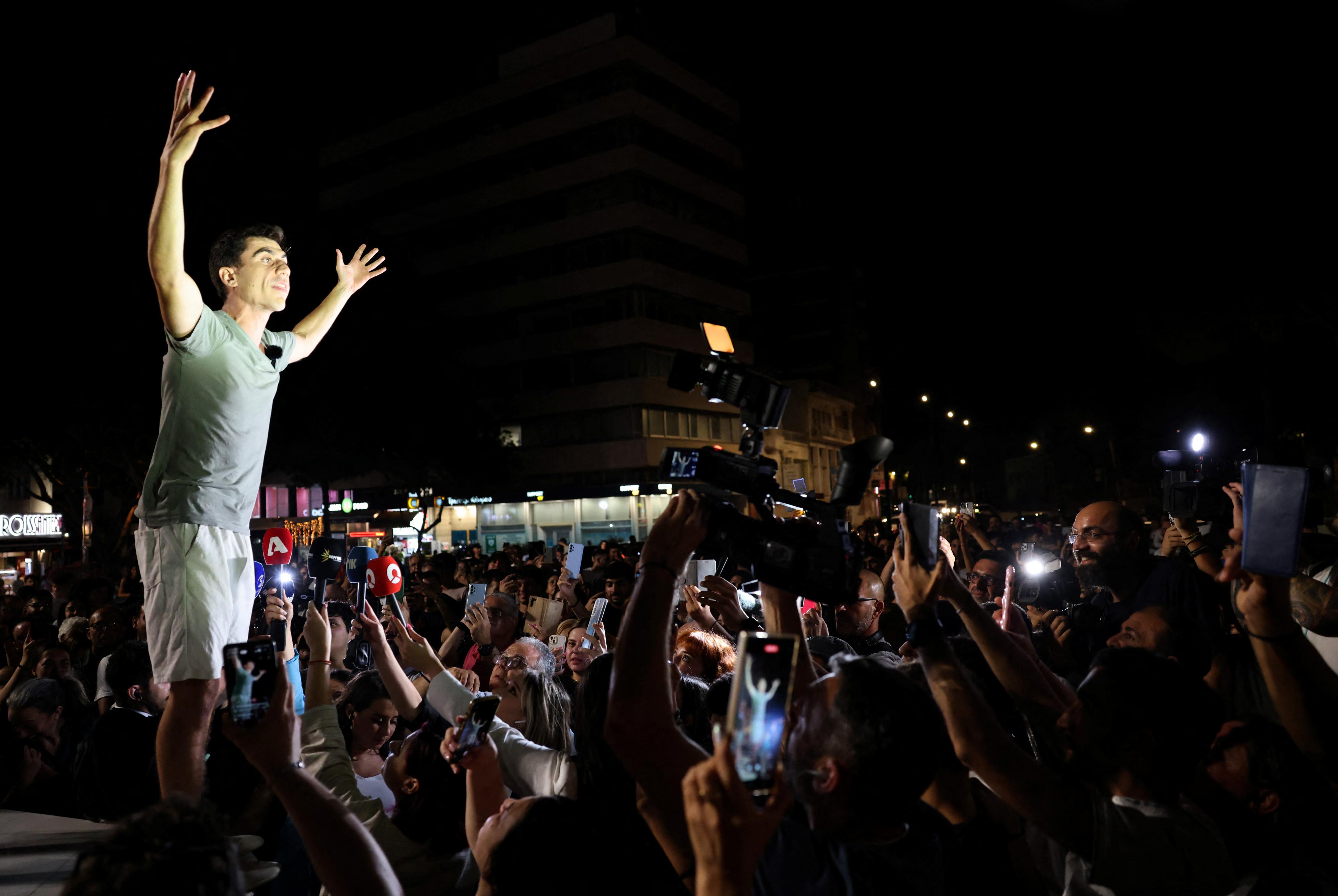 Le youtubeur, qui fait ses premiers pas en politique, a fêté son succès électoral  avec ses supporters à Nicosie dimanche. [REUTERS - Yiannis Kourtoglou]