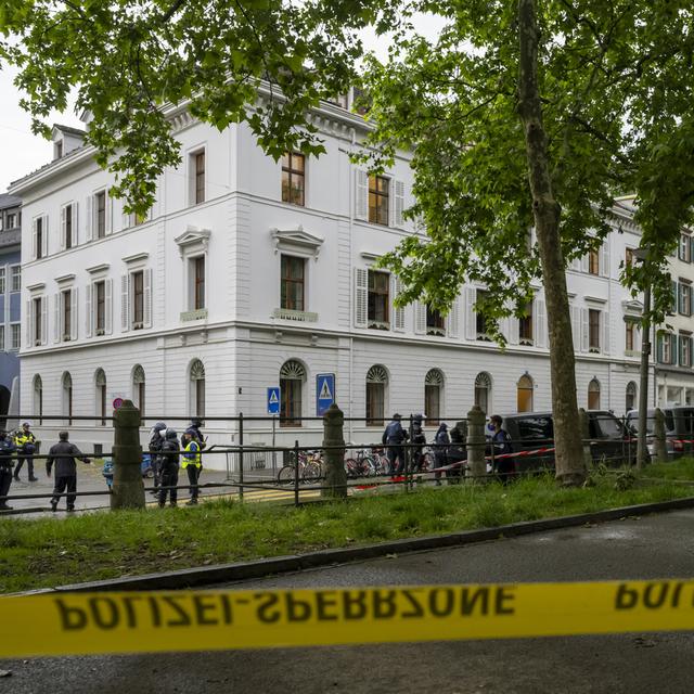 La police a évacué les militants qui occupaient un bâtiment de l'Université de Bâle. [Keystone - Georgios Kefalas]