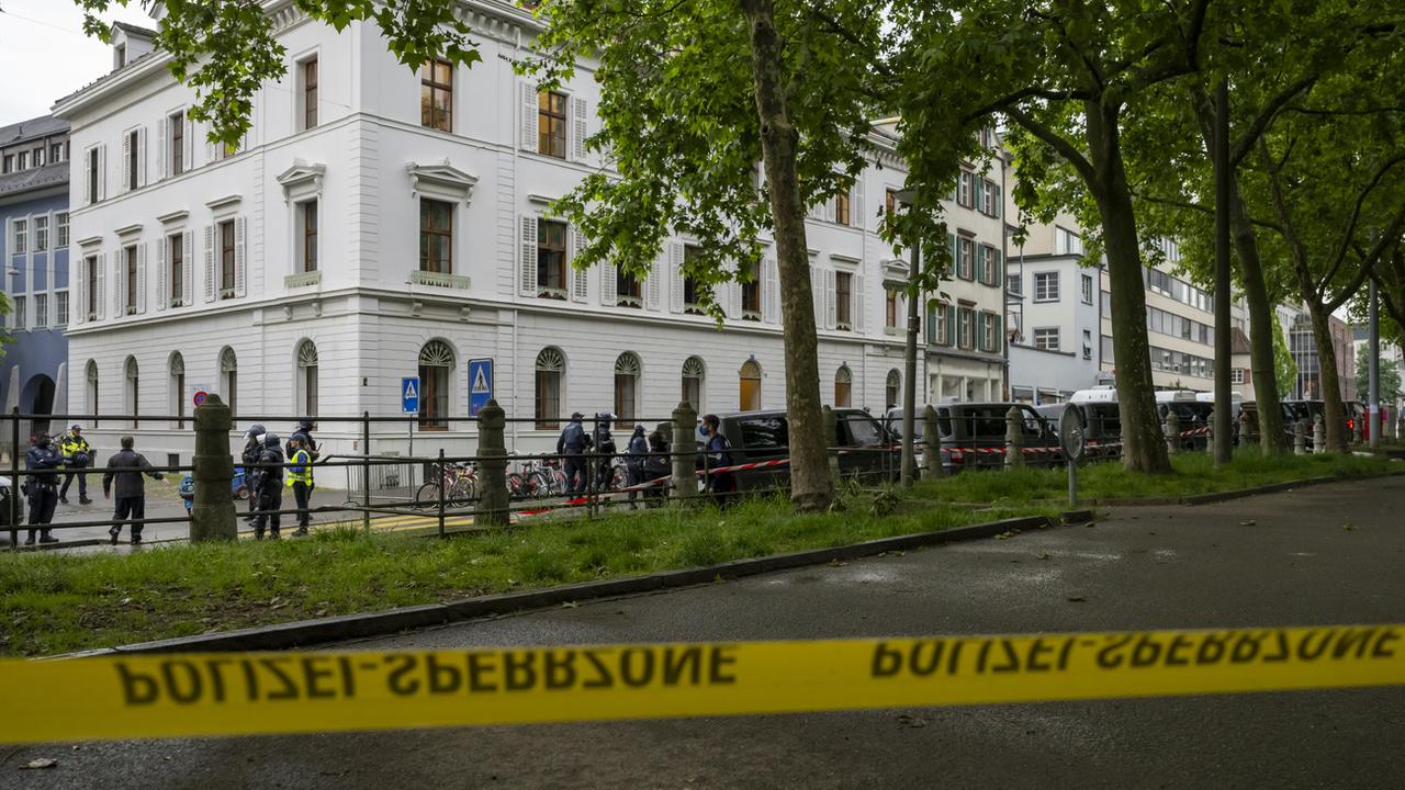 La police a évacué les militants qui occupaient un bâtiment de l'Université de Bâle. [Keystone - Georgios Kefalas]