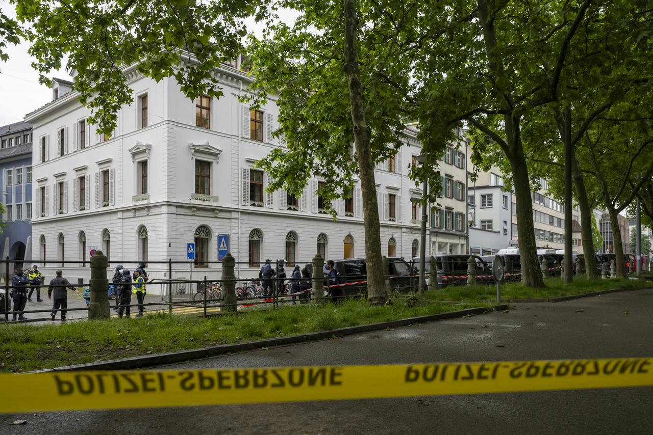 La police a évacué les militants qui occupaient un bâtiment de l'Université de Bâle. [Keystone - Georgios Kefalas]