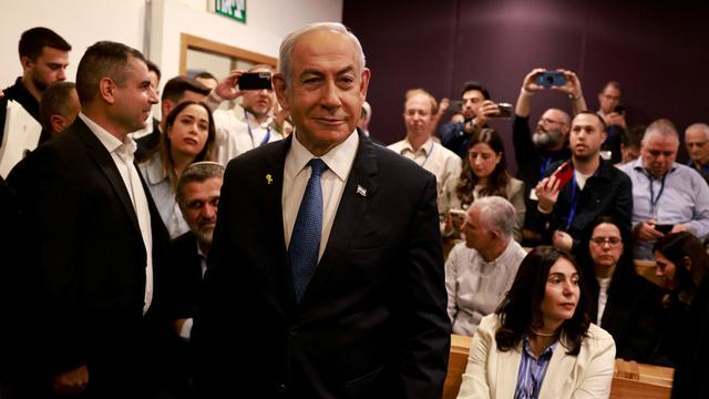 Le Premier ministre israélien, Benjamin Netanyahu, est arrivé mardi dans la salle du tribunal de Tel Aviv pour la reprise de son procès pour corruption et répondre aux accusations et témoignages. [Reuters]