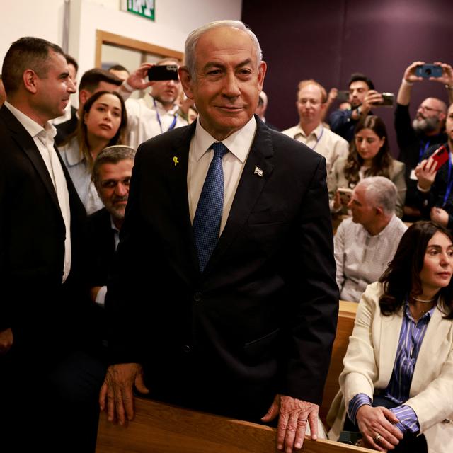 Le Premier ministre israélien, Benjamin Netanyahu, est arrivé mardi dans la salle du tribunal de Tel Aviv pour la reprise de son procès pour corruption et répondre aux accusations et témoignages. [Reuters]