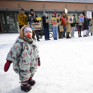 Des activistes climatiques du mouvement "Friday for Future Climate Strike" organisent une manifestation non autorisée en marge de la dernière journée de la 53e réunion annuelle du Forum économique mondial, WEF, à Davos, en Suisse, le vendredi 20 janvier 2023. [Keystone - Laurent Gillieron]