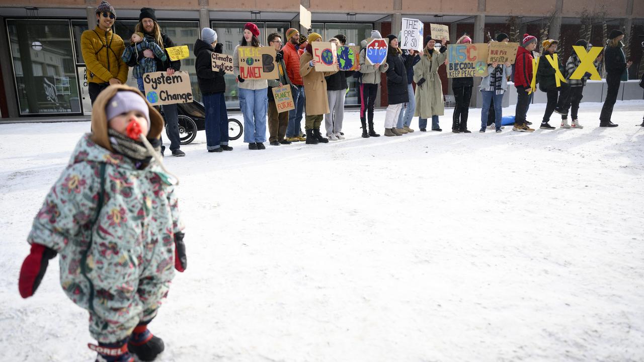 Des activistes climatiques du mouvement "Friday for Future Climate Strike" organisent une manifestation non autorisée en marge de la dernière journée de la 53e réunion annuelle du Forum économique mondial, WEF, à Davos, en Suisse, le vendredi 20 janvier 2023. [Keystone - Laurent Gillieron]