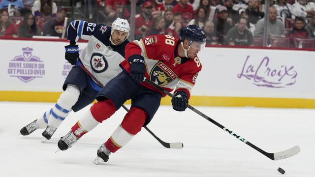 Nino Niederreiter (gauche) et les Jets n'ont rien pu faire face aux Panthers. [KEYSTONE - LYNNE SLADKY]