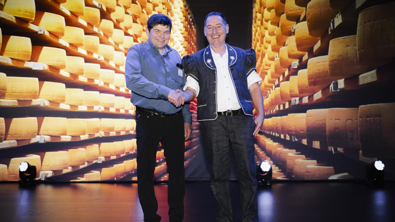 Didier Bovet et Jacques Ruffieux, distingués par l'Interprofession du Gruyère comme meilleurs fabricants de Gruyère AOP de la période 2019-2023. [Interprofession du Gruyère]