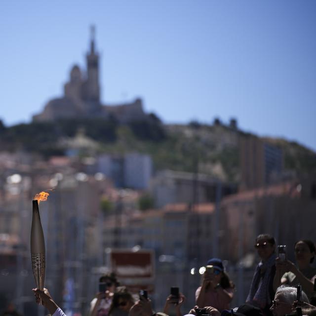 L'Église catholique française a instrumentalisé le passage de la flamme olympique des JO de Paris 2024 pour affirmer sa présence religieuse et spirituelle. [Keystone/AP Photo - Daniel Cole]