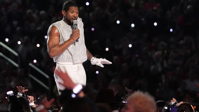 Le chanteur américain Usher, en concert, lors de la finale du Superbowl de 2024. [AFP - TIMOTHY A. CLARY]
