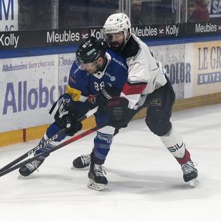 Lausanne affronte Fribourg lors de l’acte IV des demi-finales de hockey. [Keystone - Anthony Anex]