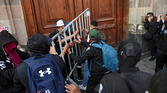 Des manifestants ont tenté de pénétrer dans le palais présidentiel à Mexico, en soutien au 43 étudiants disparus en 2014. [Reuters]