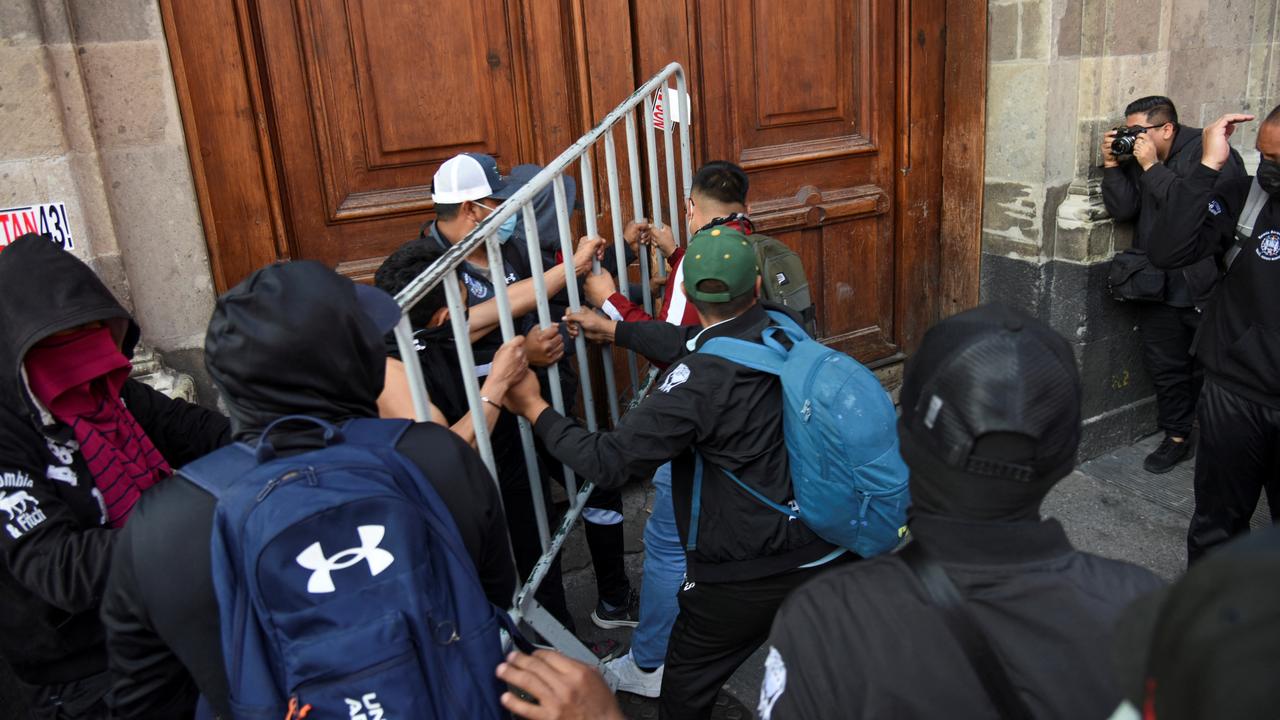 Des manifestants ont tenté de pénétrer dans le palais présidentiel à Mexico, en soutien au 43 étudiants disparus en 2014. [Reuters]