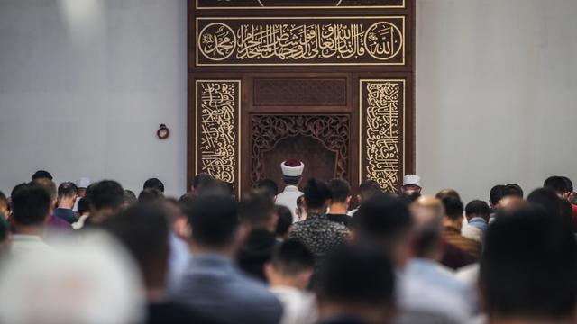 Un imam et des fidèles musulmans célébrant la fête de l'Aïd al-Adha à Paris en 2020. [Keystone/EPA - Mohammed Badra]