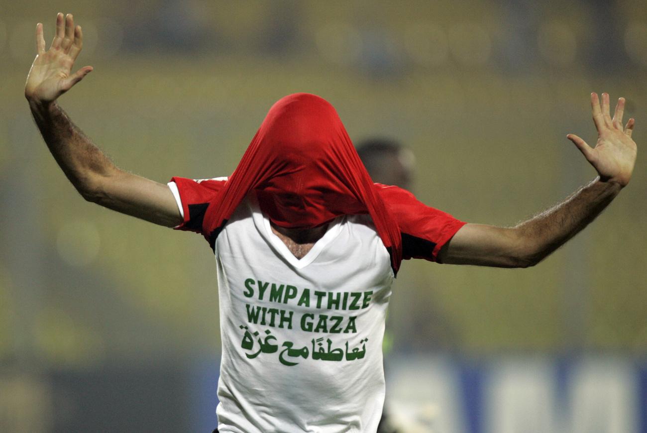 L'Égyptien Abou Traika célèbre son but lors du match de football du groupe C de la Coupe d'Afrique des Nations contre le Soudan, à Kumasi, au Ghana, le samedi 26 janvier 2008. Sous son maillot, le message "Sympathize with Gaza", faisant référence à l'opération "Plomb durci" de l'armée israélienne à Gaza, qui a fait plus de 1300 morts entre décembre 2008 et janvier 2009. [KEYSTONE - THEMBA HADEBE]