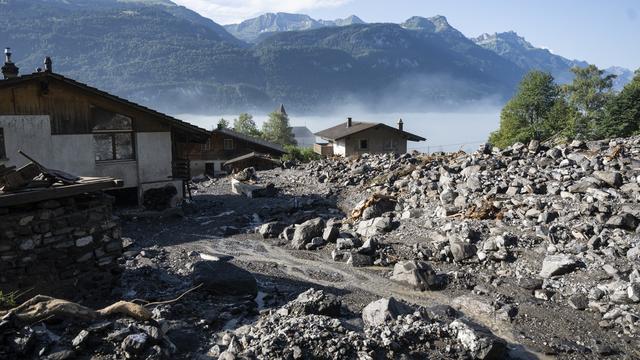 Les travaux de déblayage se poursuivent à Brienz (BE) après la lave torrentielle de lundi soir. [Keystone - Alessandro della Valle]