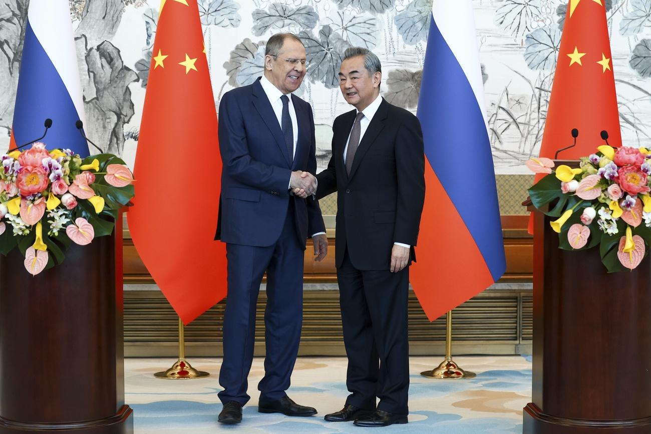 Sergueï Lavrov et Wang Yi se sont rencontrés à Pékin, le 9 avril 2024. [AP/KEYSTONE - Service de presse du ministère russe des Affaires étrangères]