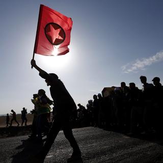 Une personne kurde avec le drapeau du parti PKK. [Keystone/EPA - Sedat Suna]