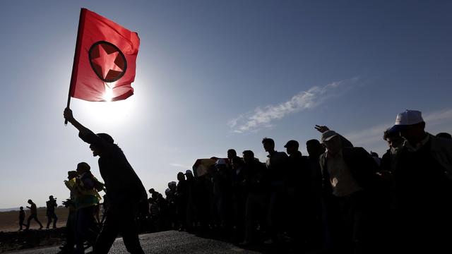 Une personne kurde avec le drapeau du parti PKK. [Keystone/EPA - Sedat Suna]