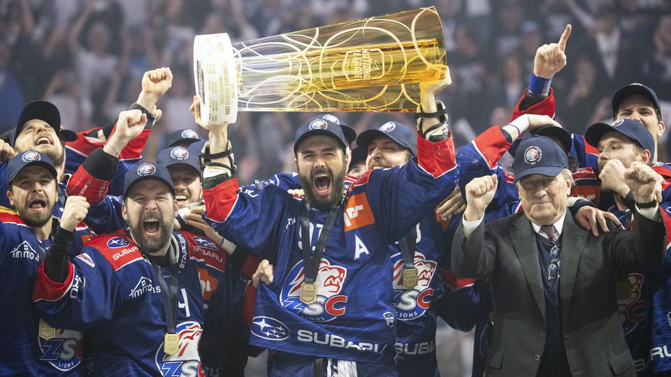 Zurich a soulevé son 10e trophée de champion de Suisse. [KEYSTONE - ENNIO LEANZA]