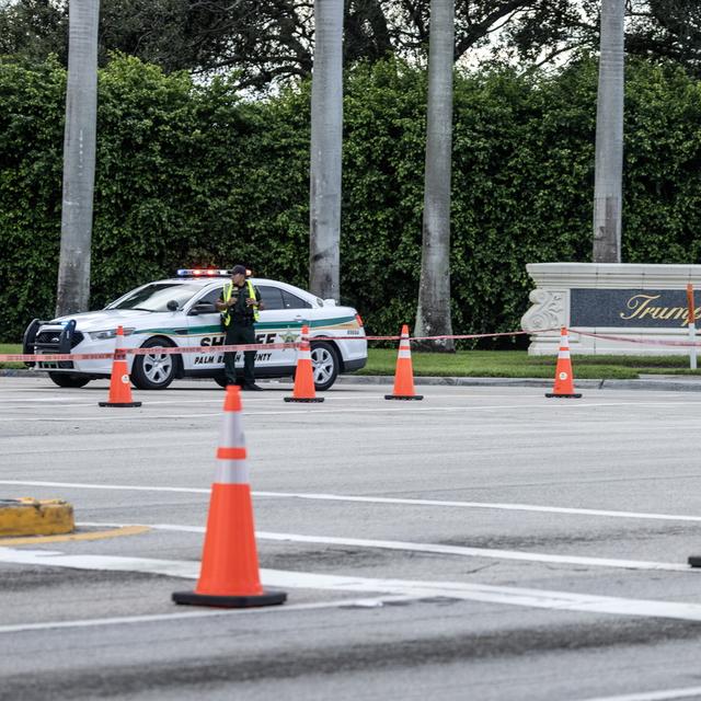 Des officiers du shérif de Palm Beach gardent l'entrée arrière du Trump International Golf Club à West Palm Beach, en Floride, aux États-Unis, le 15 septembre 2024, où des coups de feu ont été signalés. [Keystone - CRISTOBAL HERRERA-ULASHKEVICH]