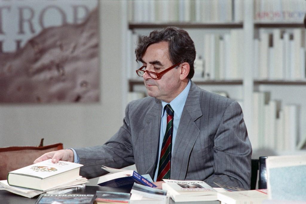 Bernard Pivot durant l'émission "Apostrophes" le 23 octobre 1987, sur Antenne 2. [AFP - GEORGES BENDRIHEM]