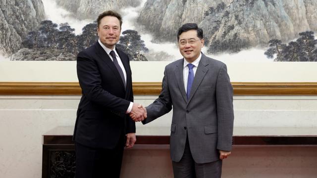 Elon Musk a obtenu la bénédiction de Pékin pour sa récolte de données des utilisateurs chinois de Tesla. [Keystone/EPA - China's Foreign Ministry Handout]