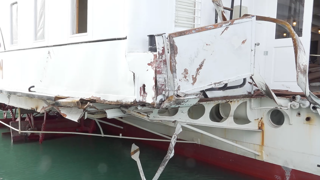 La coque du bateau "Simplon" est touchée sur toute sa longueur. [RTS]