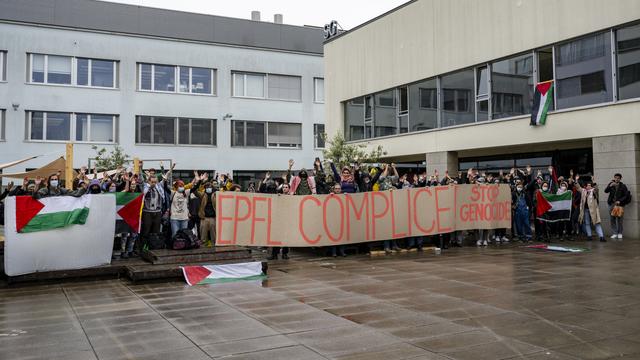 Les dizaines d'étudiants pro-Palestine qui occupaient le hall d'un bâtiment de l'EPFL ont commencé à quitter les lieux vers 17h30. [KEYSTONE - JEAN-CHRISTOPHE BOTT]