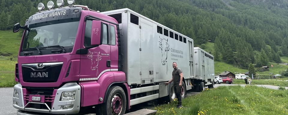 L'agriculteur Sébastien Curchod fait son Inalpe en camion. [RTS - Diana-Alice Ramsauer]