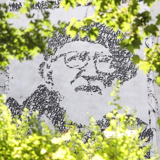 Une fresque représentant l'abbé Pierre, par l'artiste JonOne, au Square des Deux-Nethes à Paris. [KEYSTONE - TERESA SUAREZ]