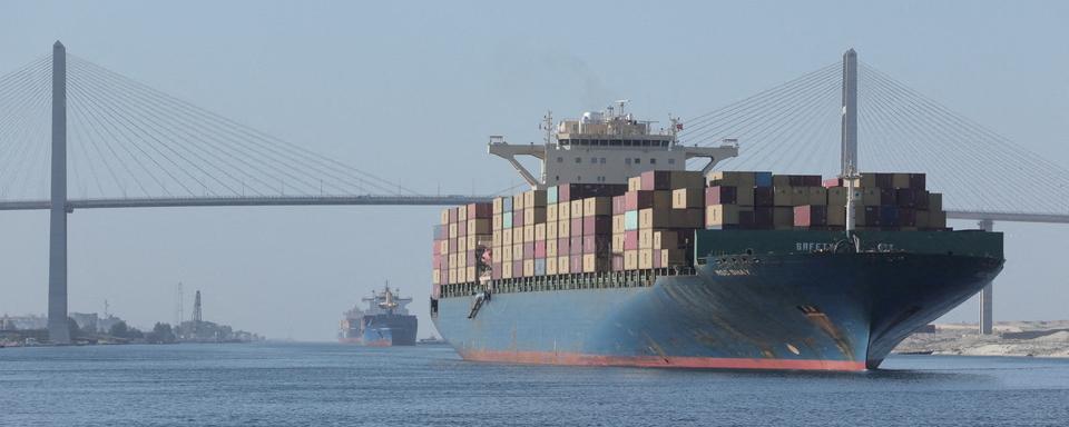 L'évitement du Canal de Suez par les navires cargos à cause des attaques des Houthis en mer Rouge a des lourdes conséquences. [Suez Canal Authority / Reuters]