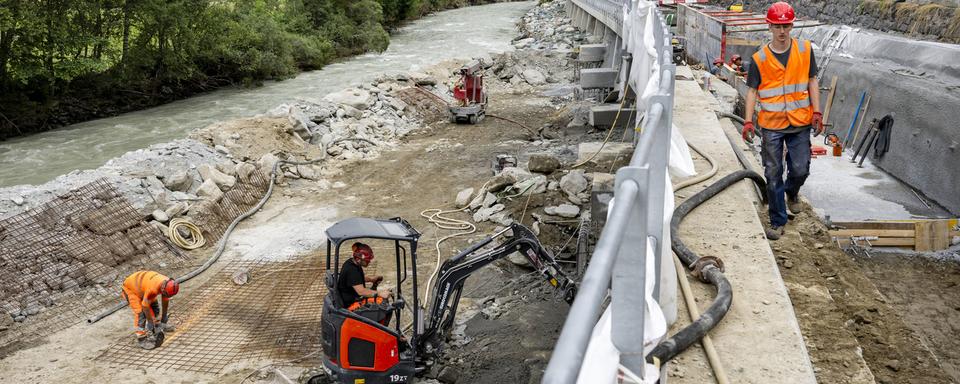 Le point de la situation un mois après les intempéries en Valais. [Keystone - Jean-Christophe Bott]