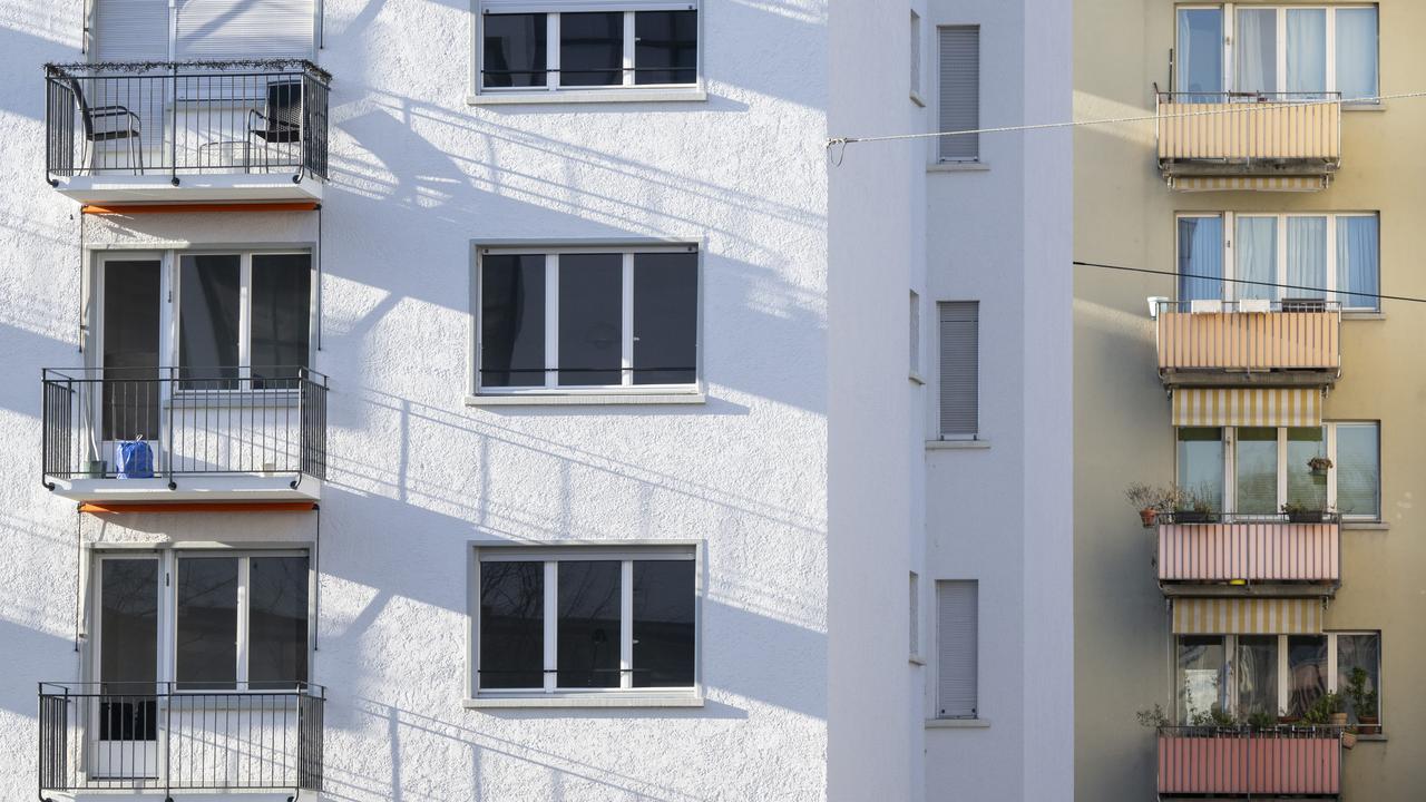 Mehrfamilienhaeuser mit Balkonen in der Stadt, aufgenommen am Mittwoch, 31. Januar 2024 hinter dem Limmatplatz in Zuerich. (KEYSTONE/Ennio Leanza) [Keystone - Ennio Leanza]