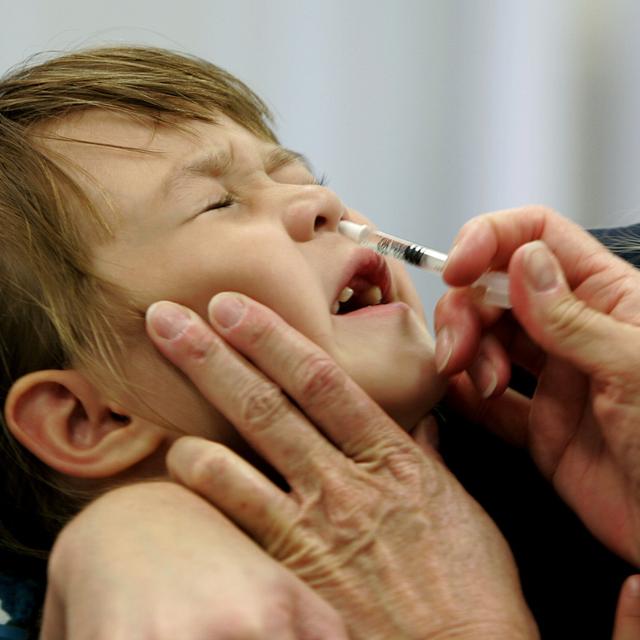 Retiré du marché, le vaccin nasal anti-grippe a fait pschitt en Suisse (image d'illustration). [Keystone/AP Photo - Chris Gardner]