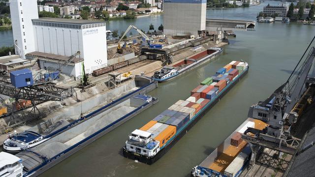 Un bateau de marchandises quitte le port de Bâle. [Keystone - Gaetan Bally]