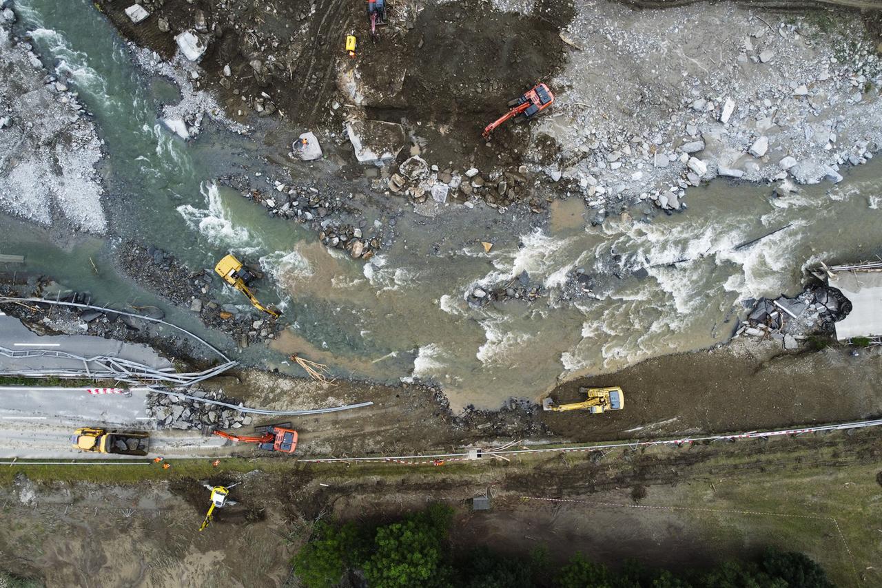 Vue aérienne des travaux en cours sur l'autoroute A13 entre Lostallo et Soazza. Des dégâts causés par la force de la rivière Moesa, provoqués par de fortes pluies dans le val Mesolcina. [KEYSTONE - ALESSANDRO CRINARI]