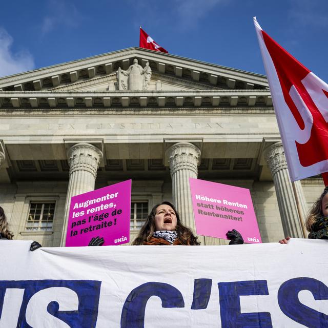 Des femmes protestent devant le Tribunal fédéral pendant son examen du recours contre AVS 21. [Keystone - Jean-Christophe Bott]