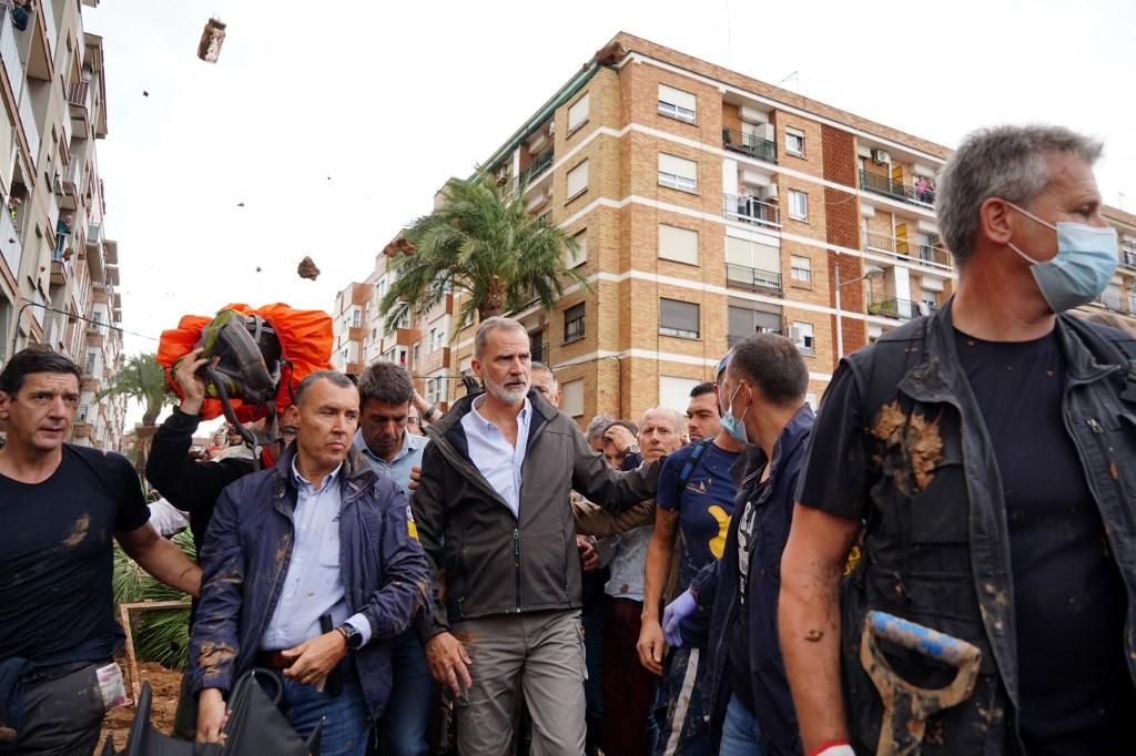 Le roi Felipe VI d'Espagne a été accueilli par une foule en colère à Paiporta, ville dévastée par les inondations. [AFP - MANAURE QUINTERO]