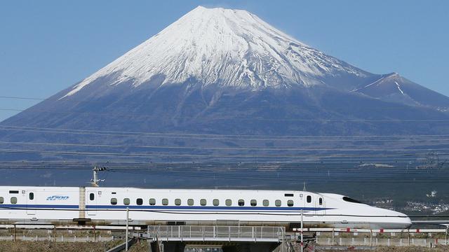 Un shinkansen série N700 devant le Mont Fuji, sur la ligne du Tōkaidō. [KEYSTONE - *]