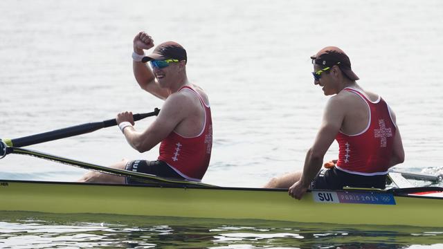 Médaille en bronze en aviron pour le duo suisse Roman Röösli et Andrin Gouliche. [AP Photo/Keystone - Lindsey Wasson]