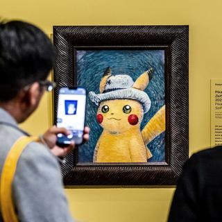 Des gens regardant une peinture de Pikachu inspirée par Van Gogh au Van Gogh Museum d'Amsterdam. [Keystone - REMKO DE WAAL]